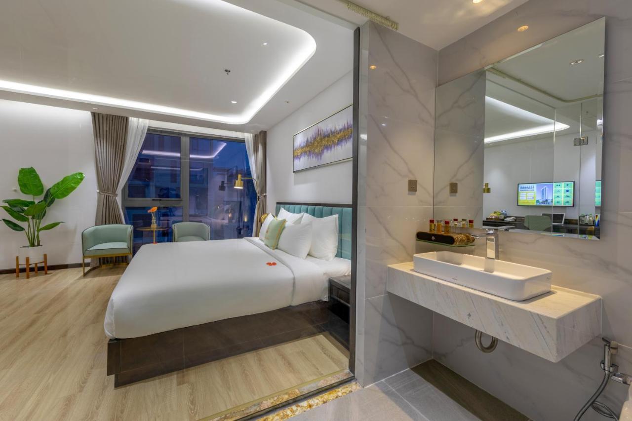 Cordial Grand Hotel Da Nang Beach Exterior photo