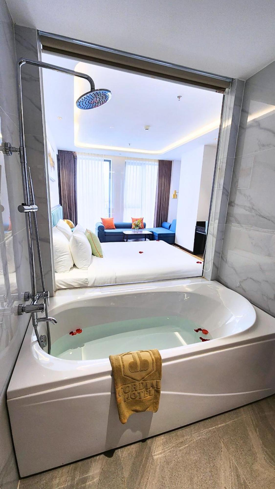 Cordial Grand Hotel Da Nang Beach Exterior photo
